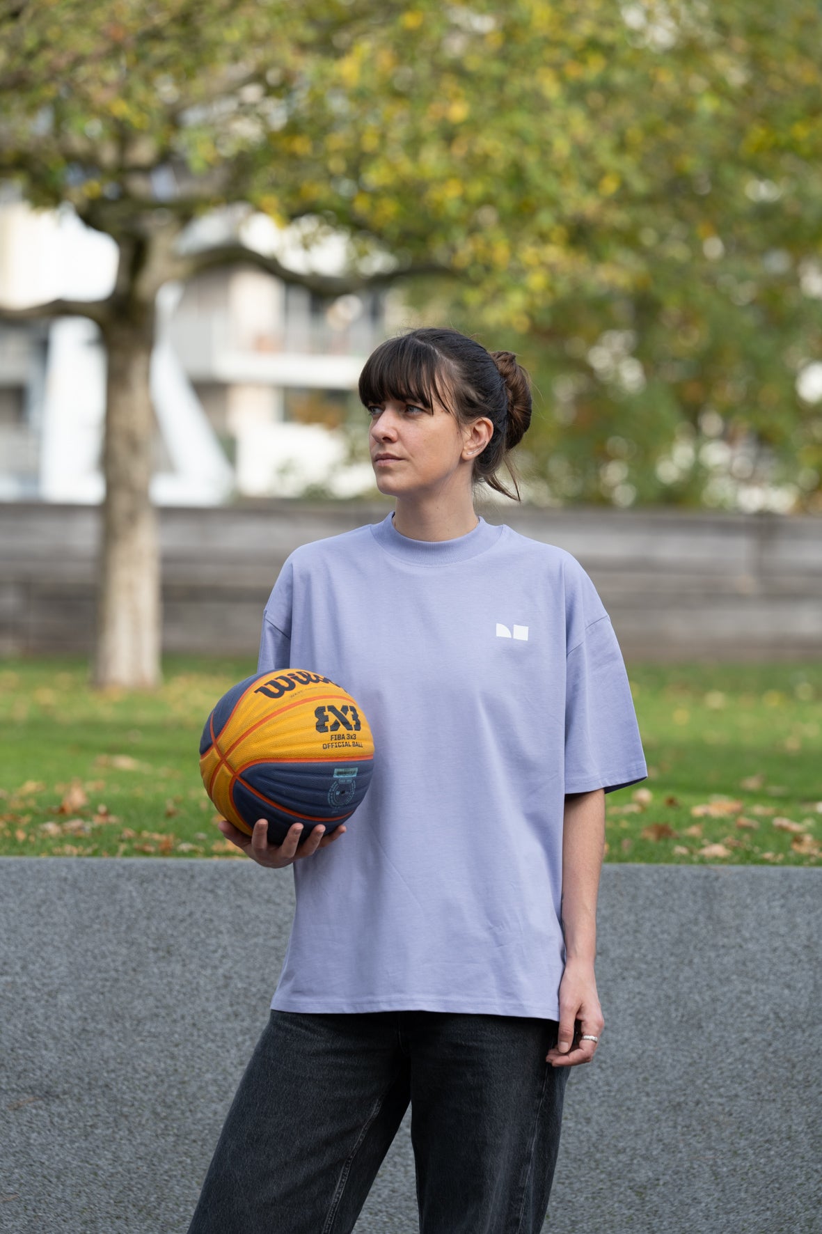 Oversize T-Shirt Lavender Ganzkörper Vorderansicht mit Basketball