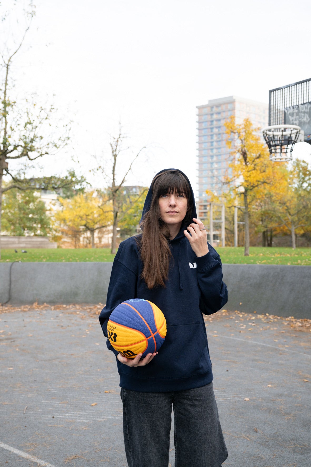 Hoodie French Navy Fair Trade Ganzkörper Vorderansicht Kapuze aufgesetzt Ball in der Hand